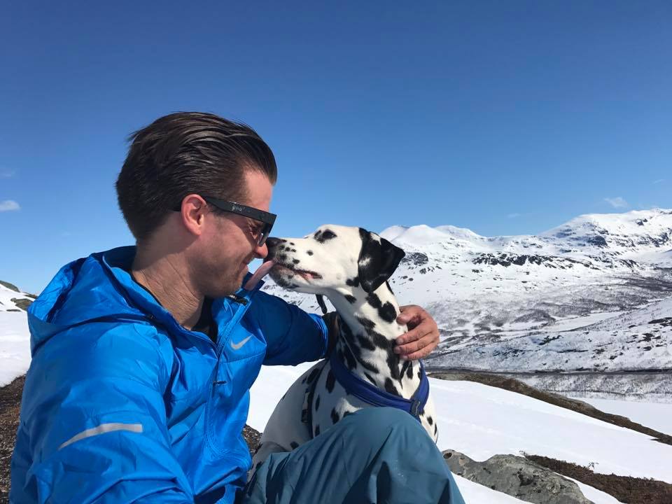 boppe på en fjälltopp med en fyrbent vän
